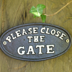 Cast Iron Metal Please Close the Gate Sign Plaque from HPNK Limited